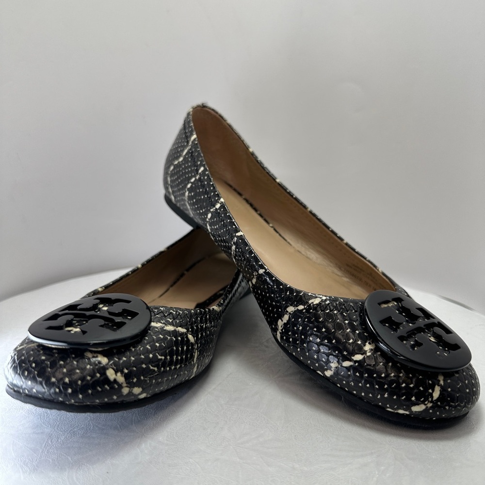 TORY BURCH Reva Mojave Print Leather Logo Ballet Flat Size 6.5 Black/Ivory